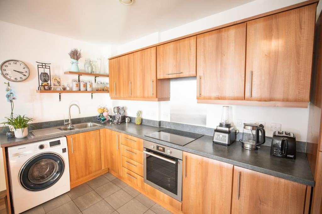 Lovely 2 Bedroom Overlooking River Thames Apartment *