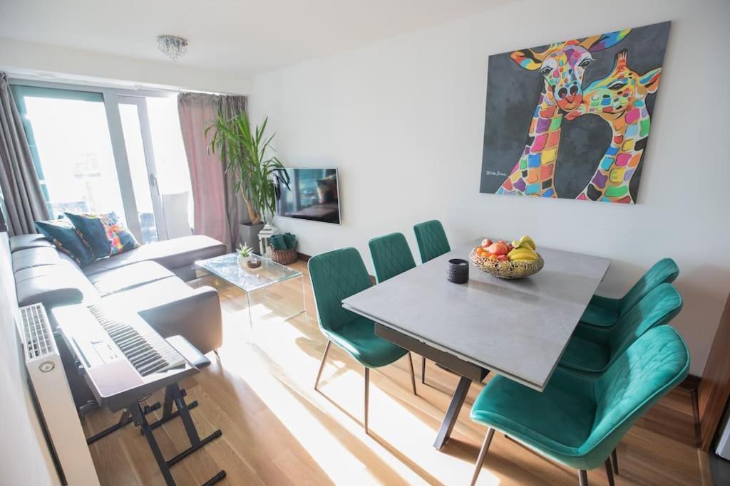Lovely 2 Bedroom Overlooking River Thames *