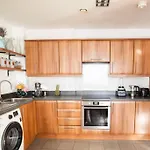 Lovely 2 Bedroom Apartment Overlooking River Thames