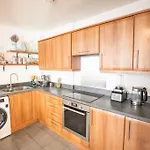 Lovely 2 Bedroom Apartment Overlooking River Thames
