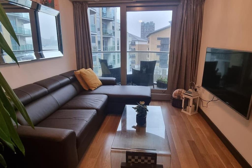 Lovely 2 Bedroom Overlooking River Thames Appartement