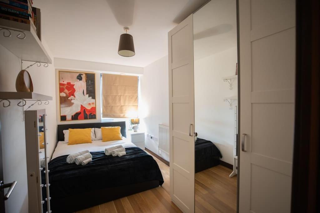 Lovely 2 Bedroom Overlooking River Thames Appartement *