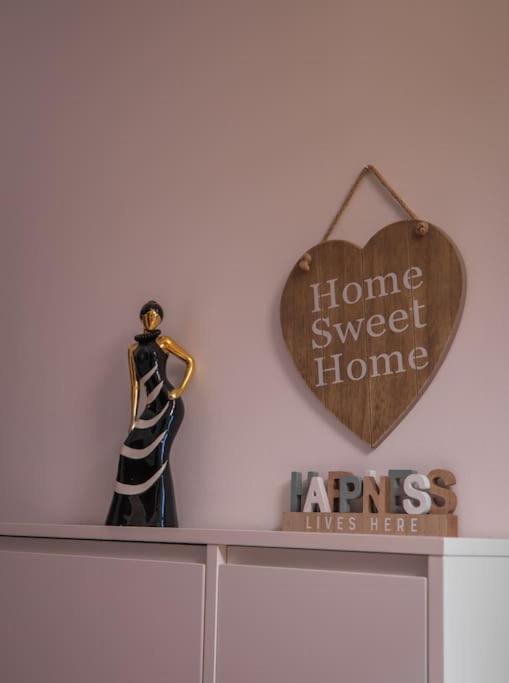 Lovely 2 Bedroom Overlooking River Thames
