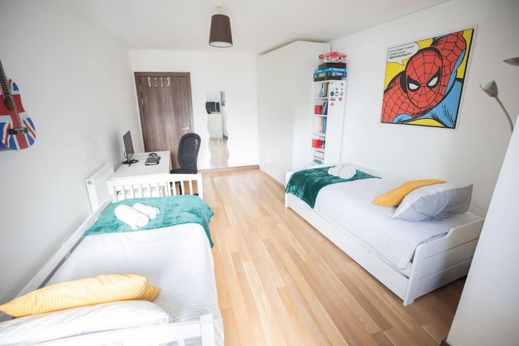 Lovely 2 Bedroom Overlooking River Thames Londres